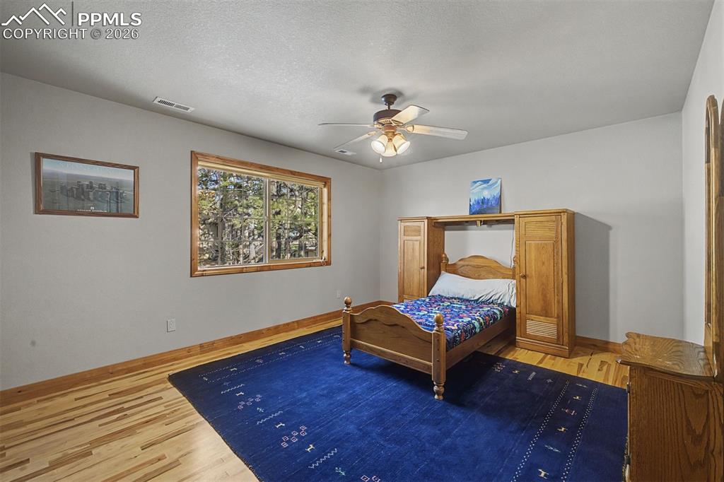 Image 29 of 50: Bedroom