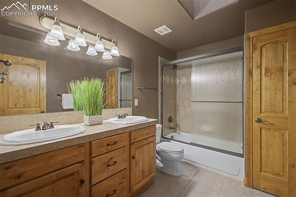 Image 32 of 50: Bathroom