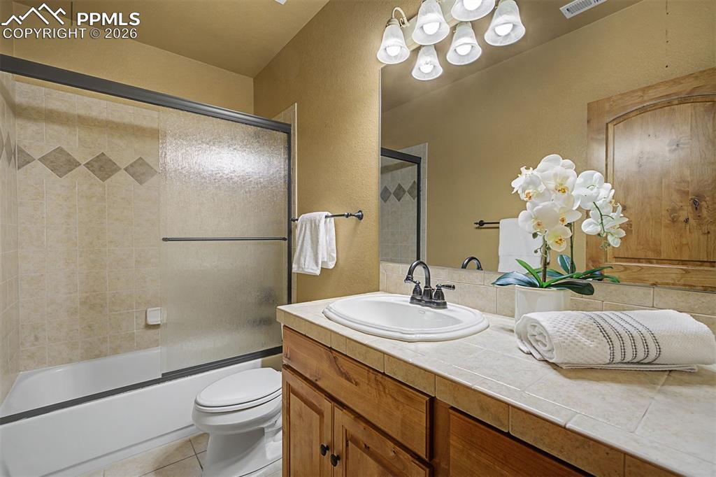 Image 38 of 50: Bathroom