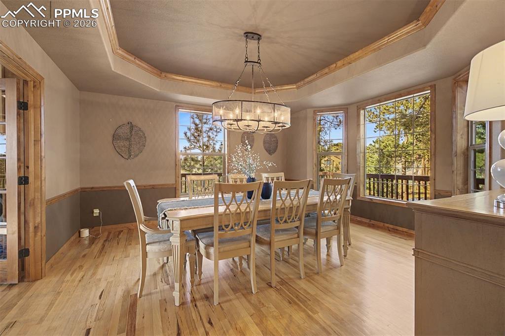 Image 5 of 50: Dining Area