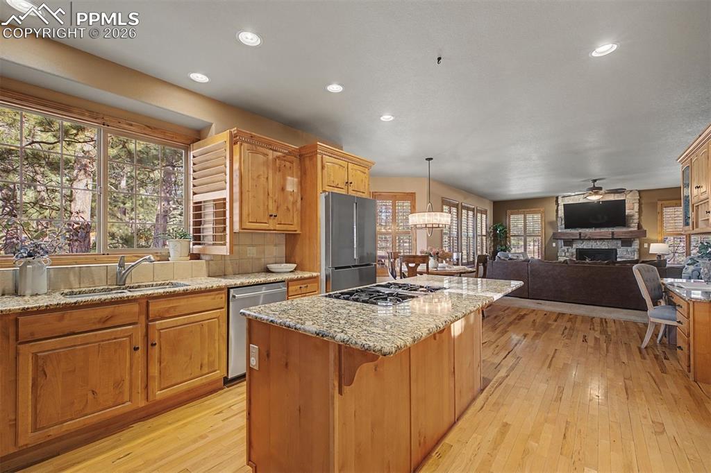 Image 7 of 50: Kitchen