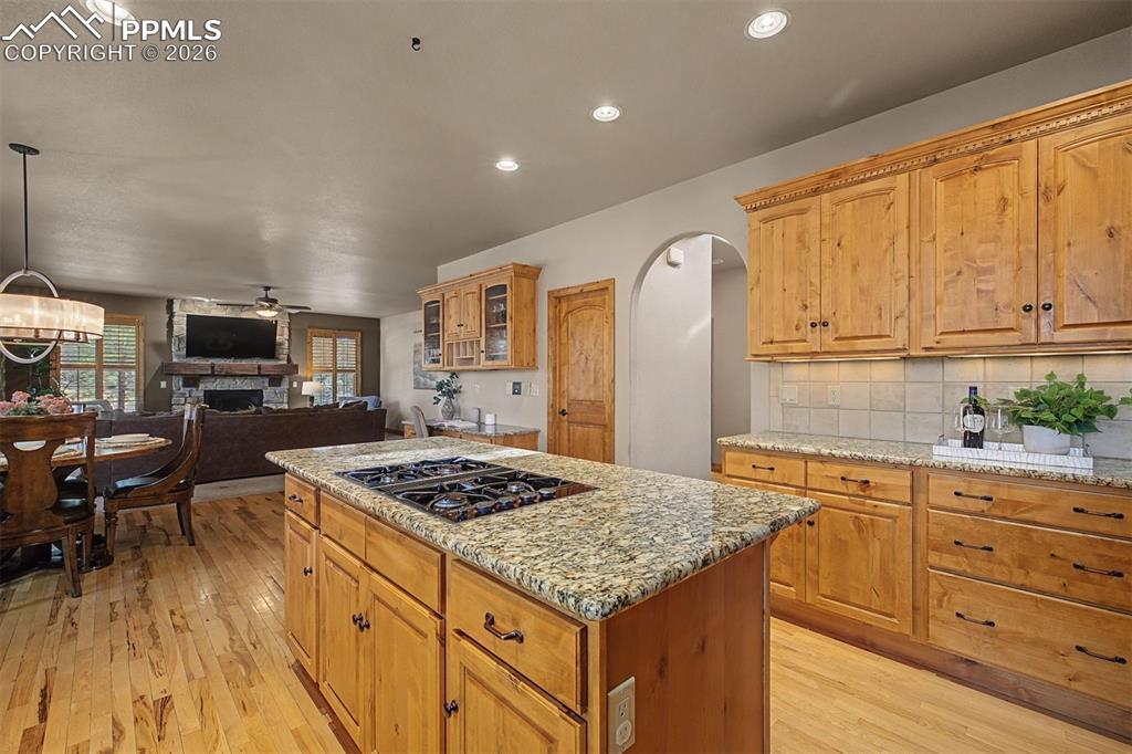 Image 9 of 50: Kitchen