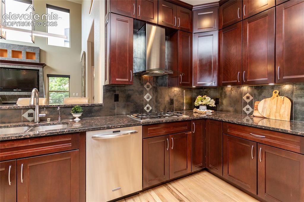 Image 10 of 50: Kitchen