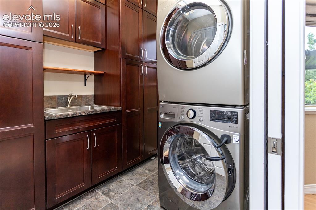 Image 15 of 50: Laundry