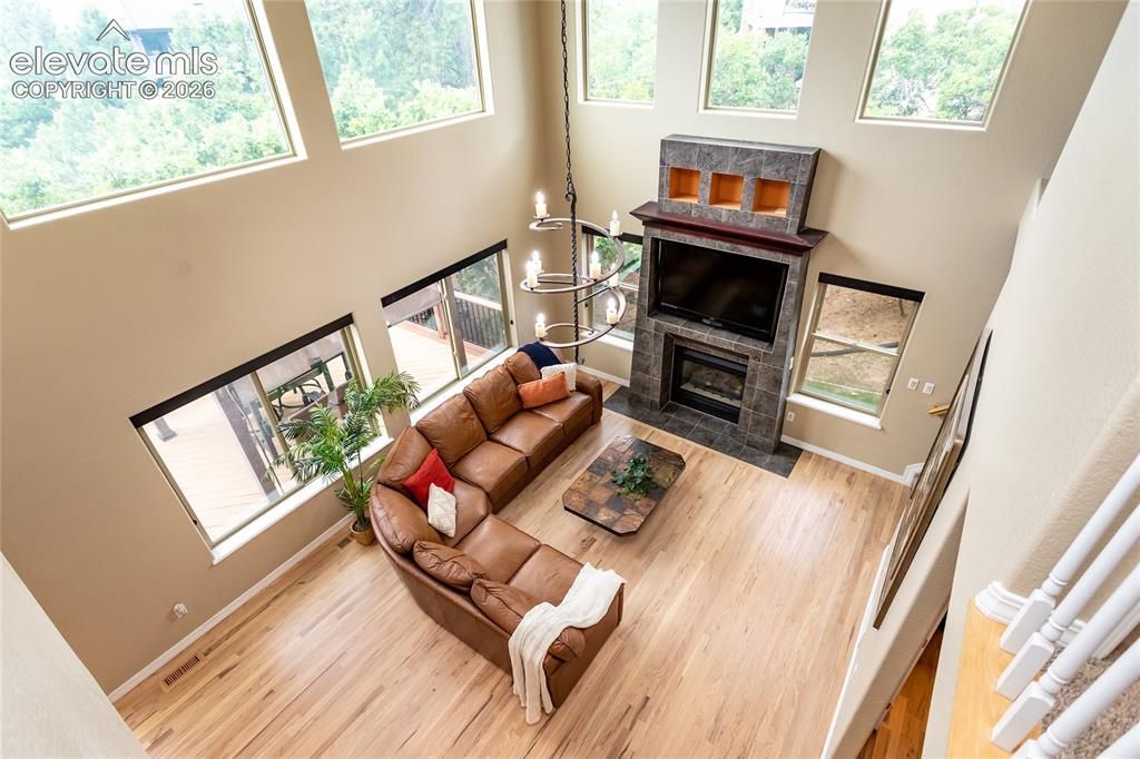 Image 17 of 50: Living Room