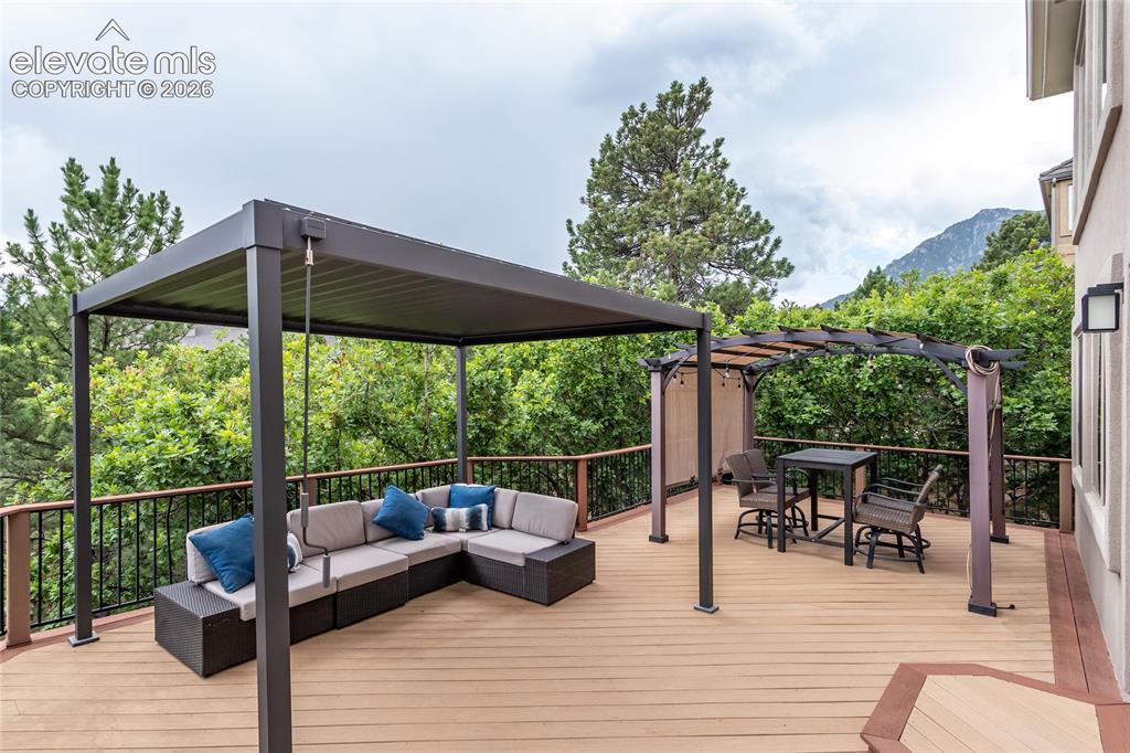 Image 34 of 50: Deck