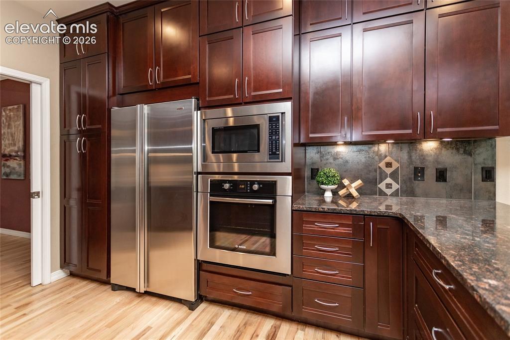 Image 6 of 50: Kitchen