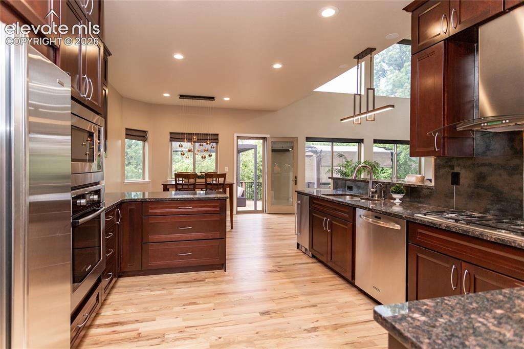 Image 7 of 50: Kitchen