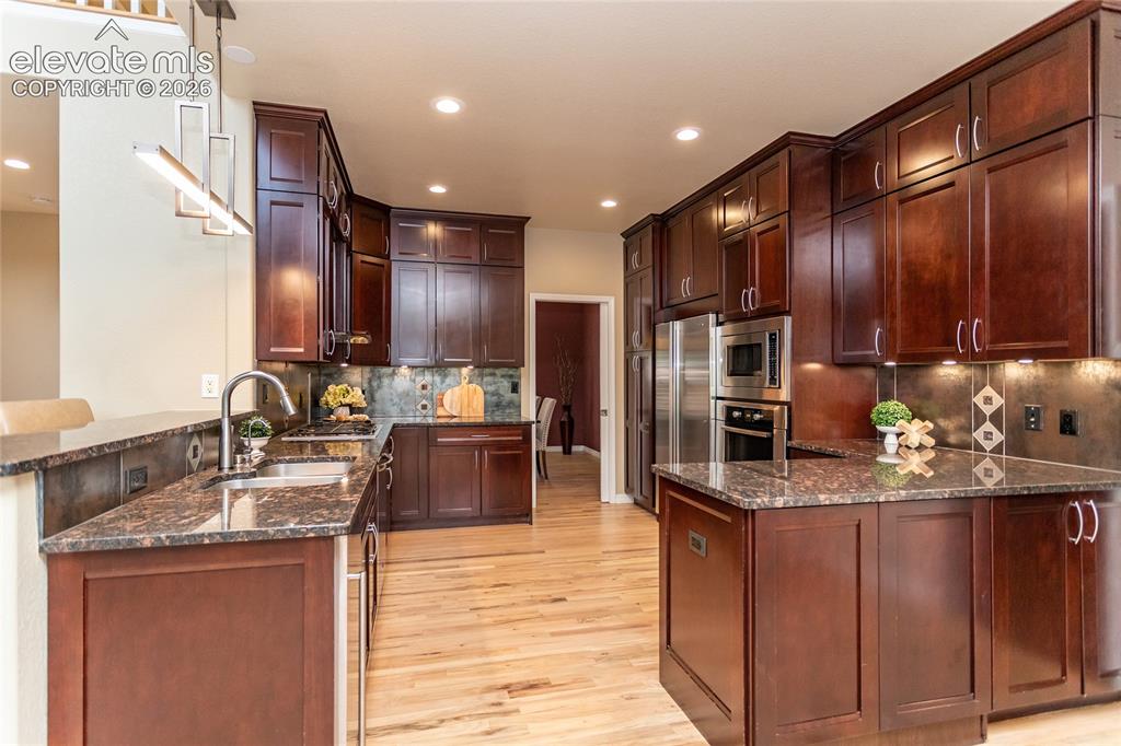 Image 8 of 50: Kitchen