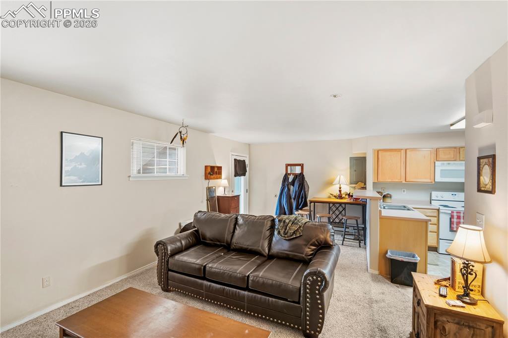 Image 4 of 8: Living Room