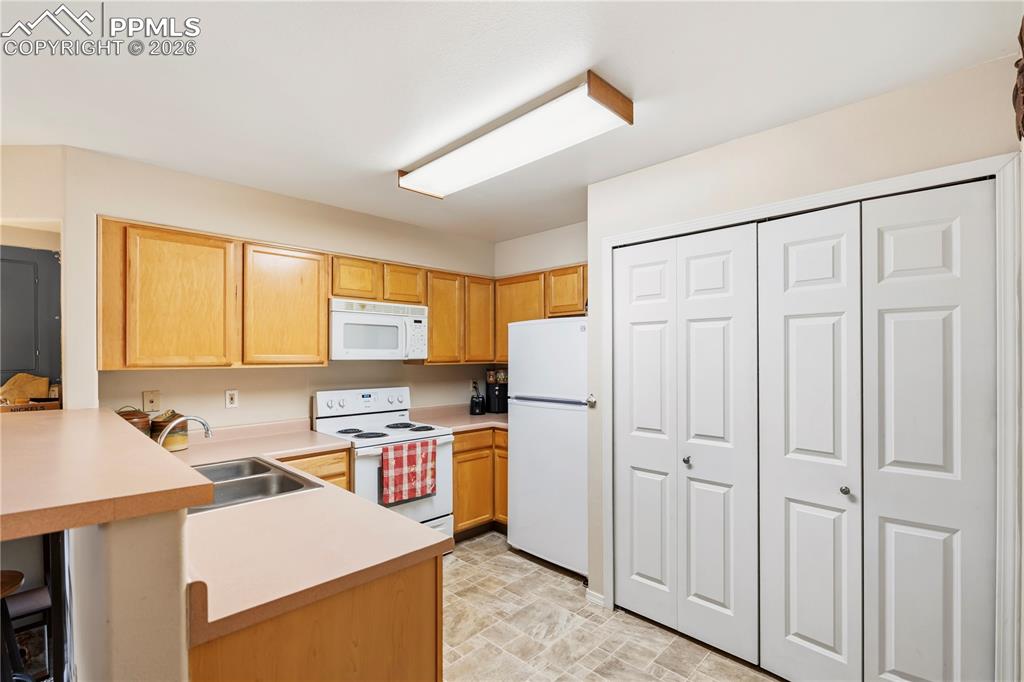 Image 6 of 8: Living Room