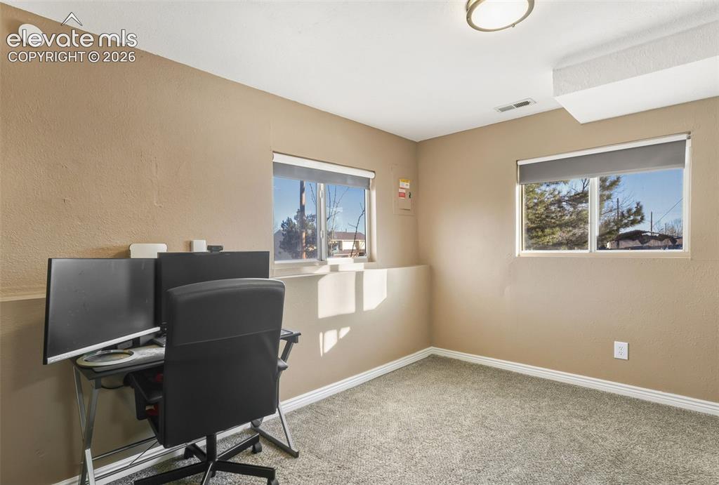 Image 16 of 24: Office