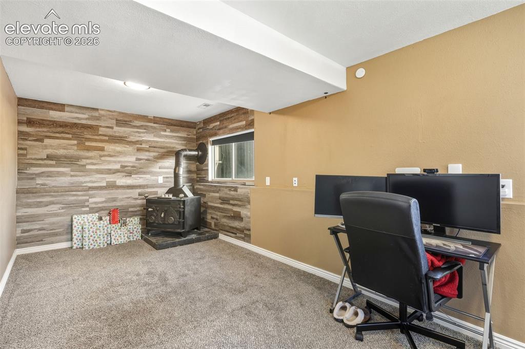 Image 17 of 24: Office