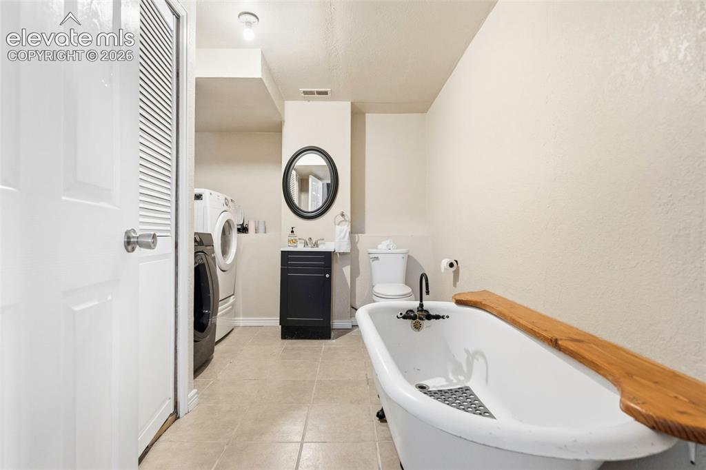 Image 18 of 24: Bathroom