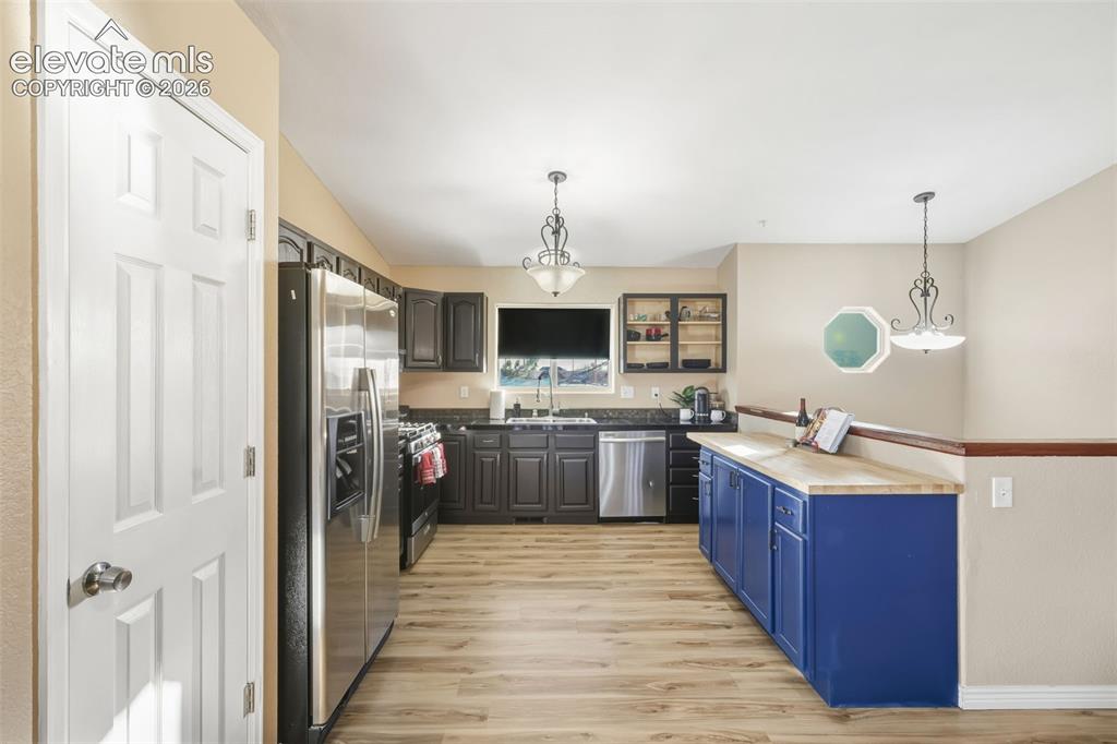 Image 6 of 24: Kitchen