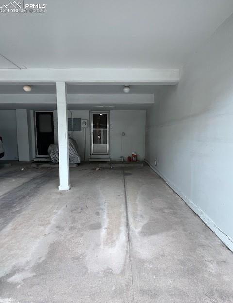 Image 2 of 3: Garage