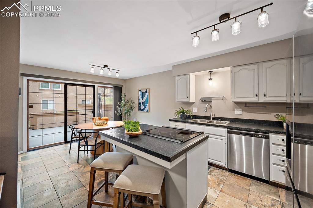 Image 16 of 49: Kitchen