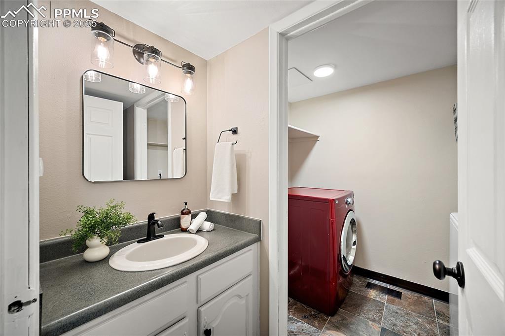 Image 18 of 49: Bathroom