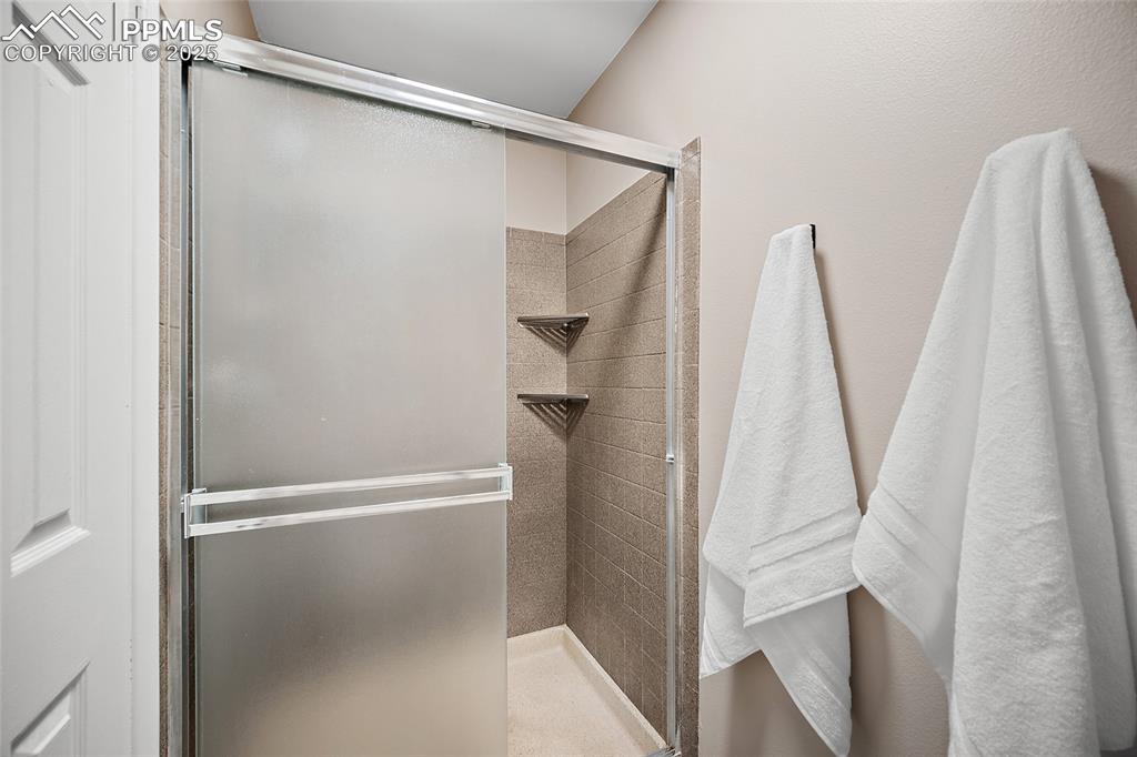 Image 32 of 49: Bathroom