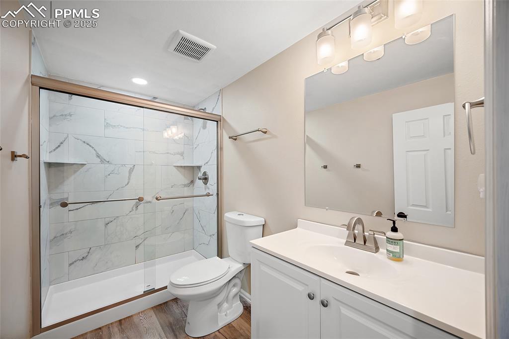 Image 38 of 49: Bathroom