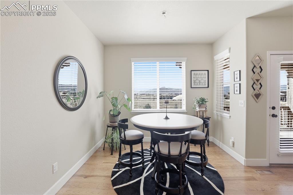 Image 18 of 46: Dining Area