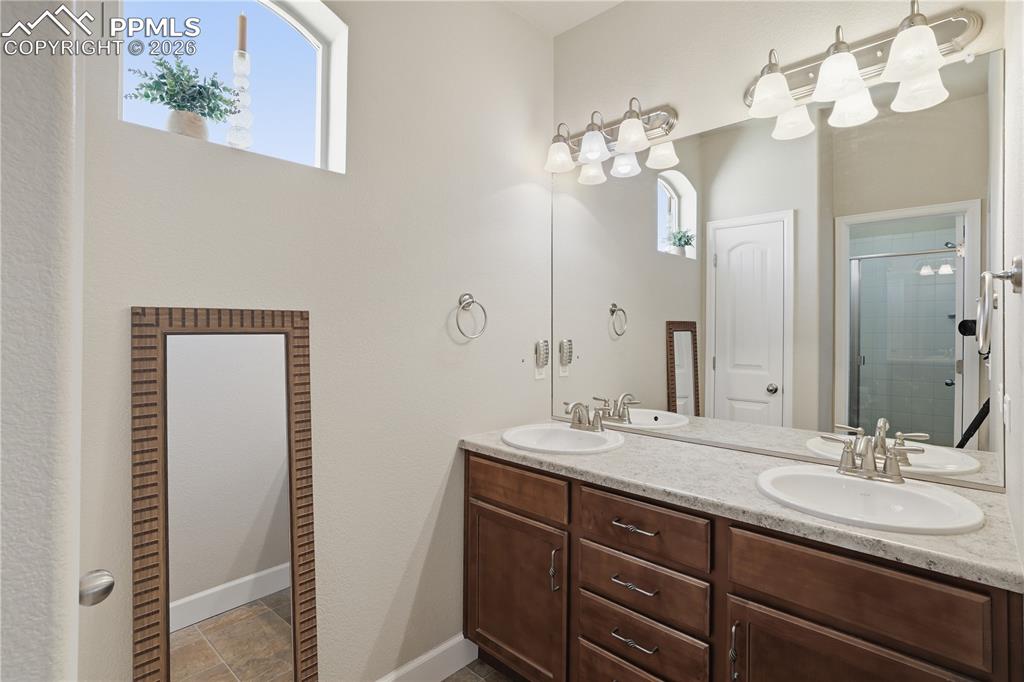 Image 23 of 46: Bathroom