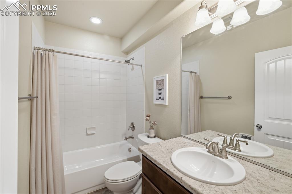 Image 42 of 46: Bathroom