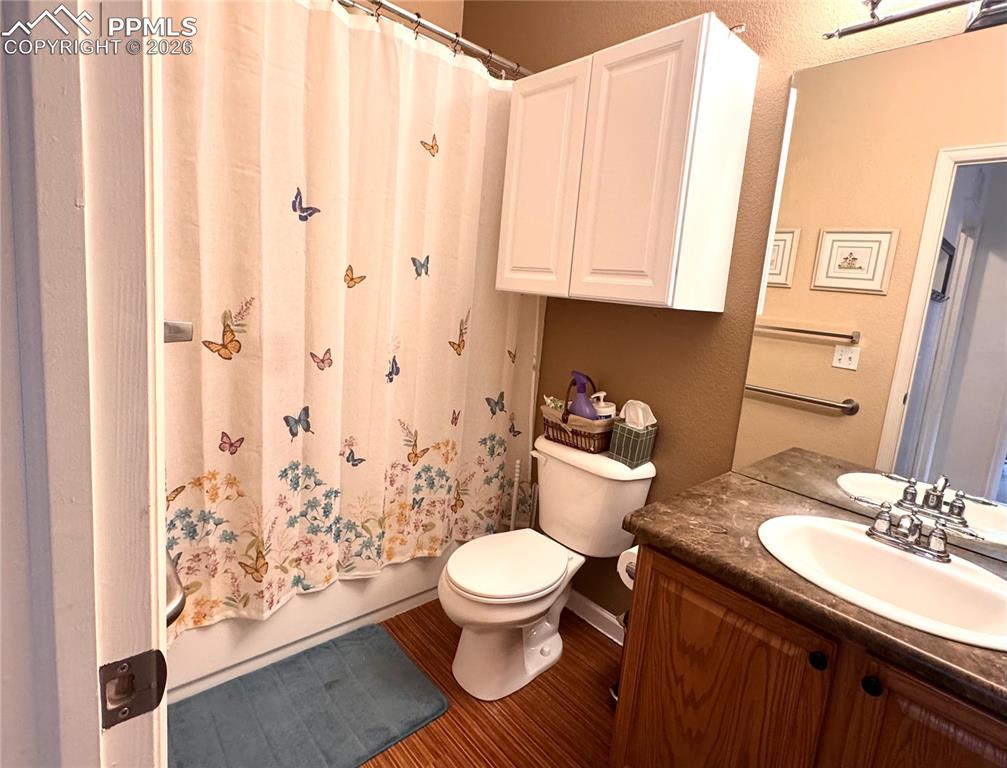 Image 14 of 35: Bathroom