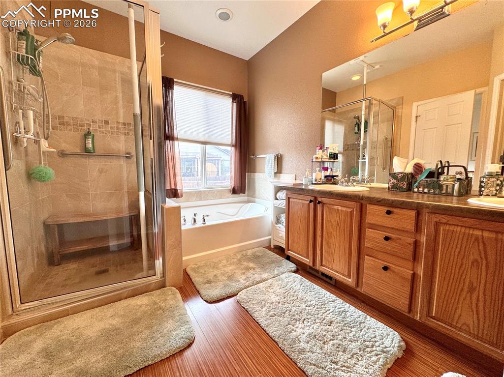 Image 20 of 35: Primary - 5 piece suite