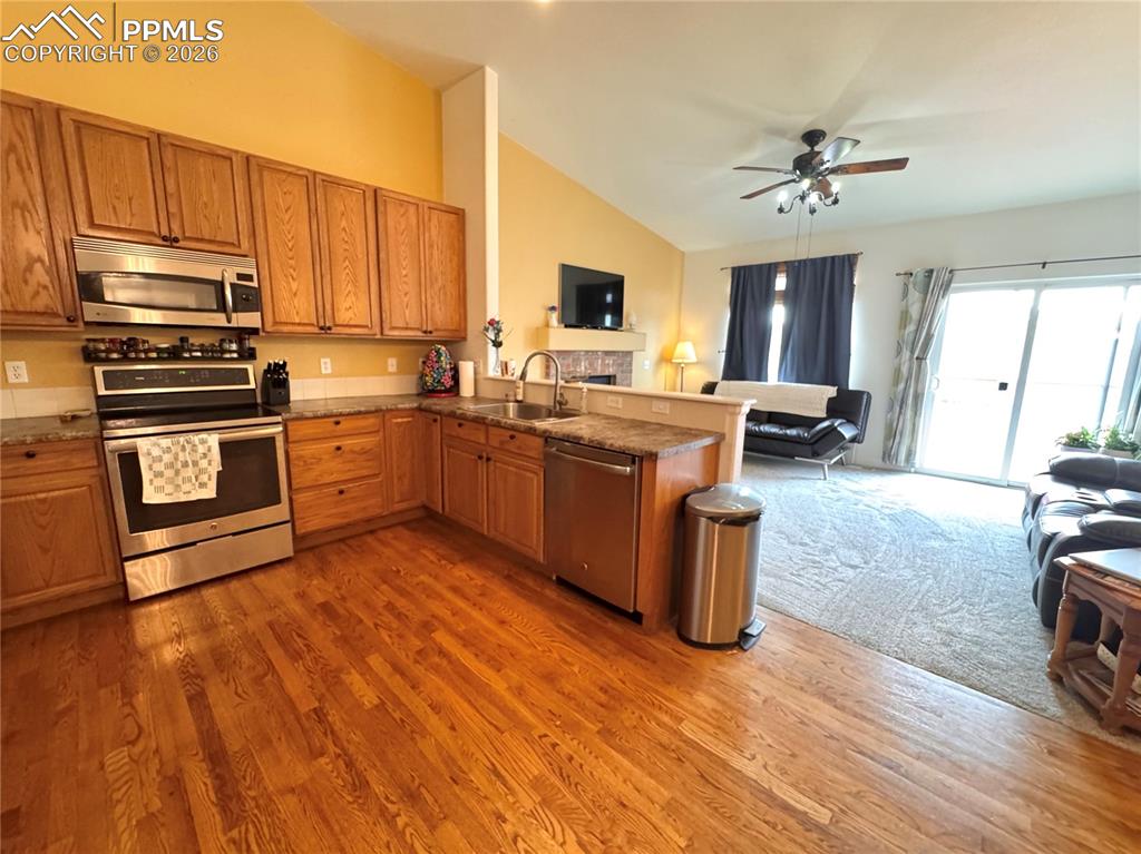 Image 9 of 35: Kitchen