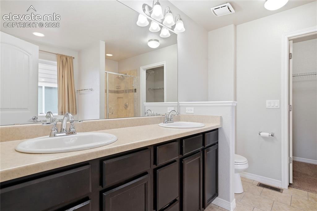 Image 19 of 39: Bathroom