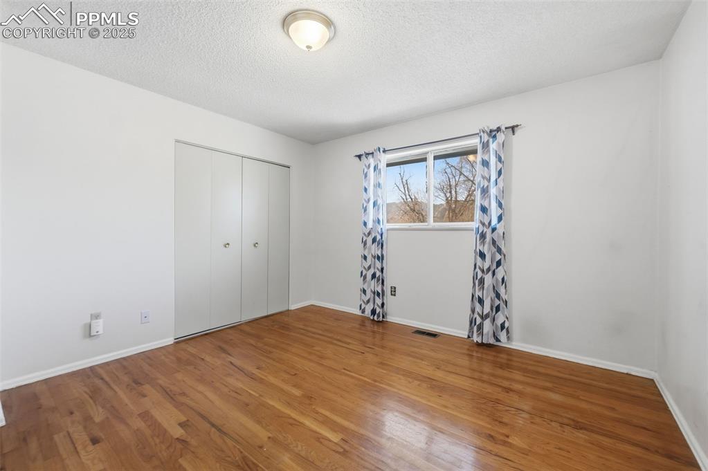 Image 14 of 37: Bedroom