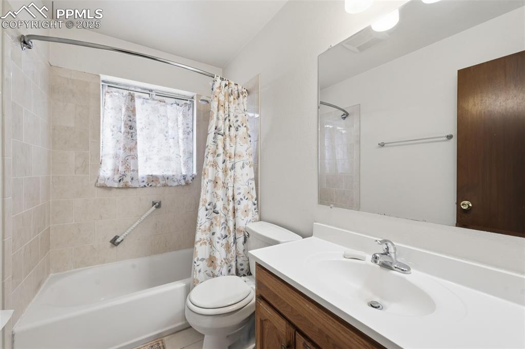 Image 19 of 37: Bathroom