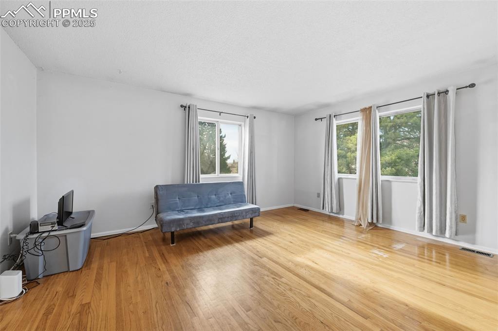 Image 7 of 37: Sitting Room