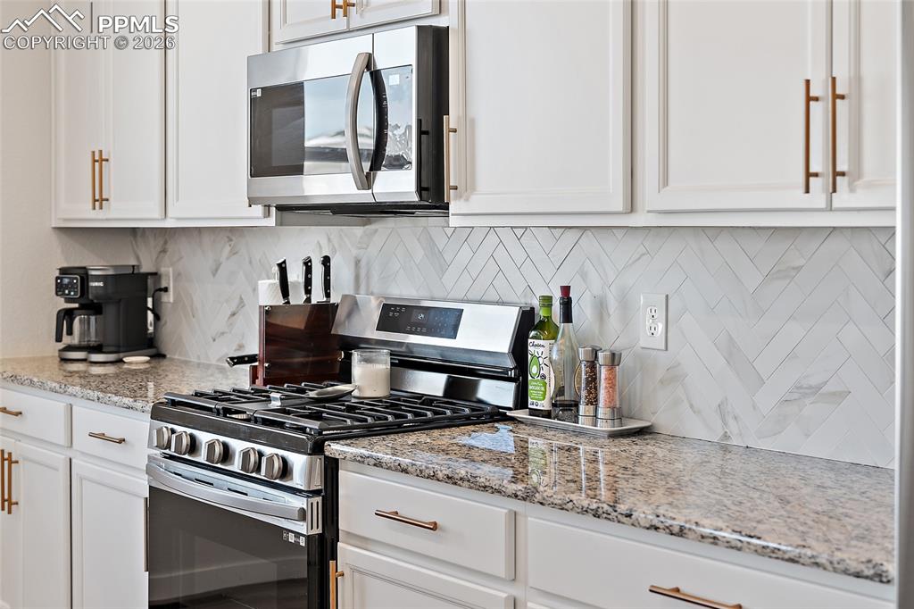 Image 13 of 41: Custom backsplash