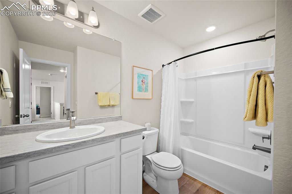 Image 23 of 41: Main upper bath