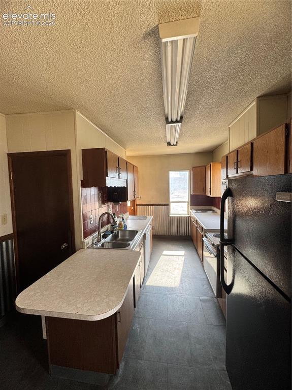 Image 10 of 16: Kitchen