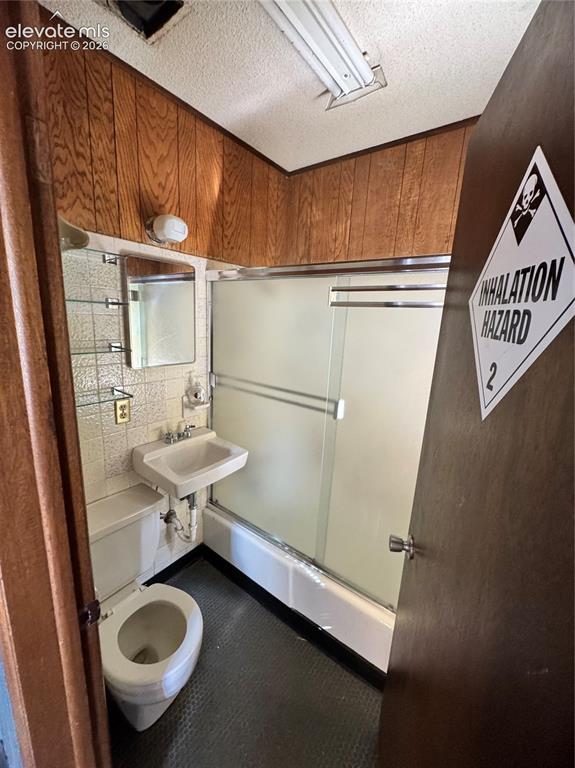Image 8 of 16: Bathroom