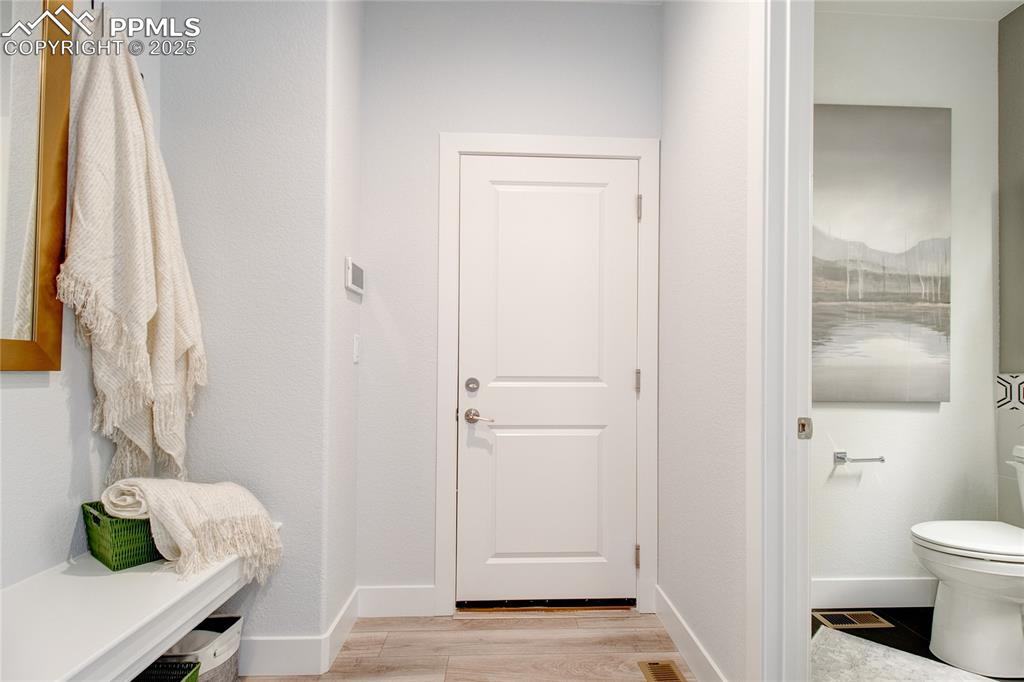 Image 20 of 40: Mudroom/Owner