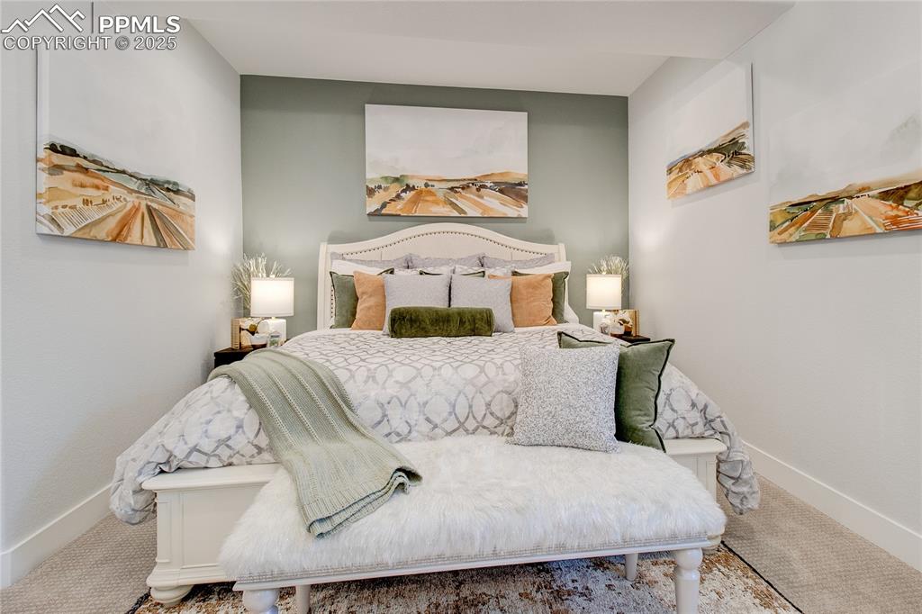 Image 23 of 40: Jr. Master Suite