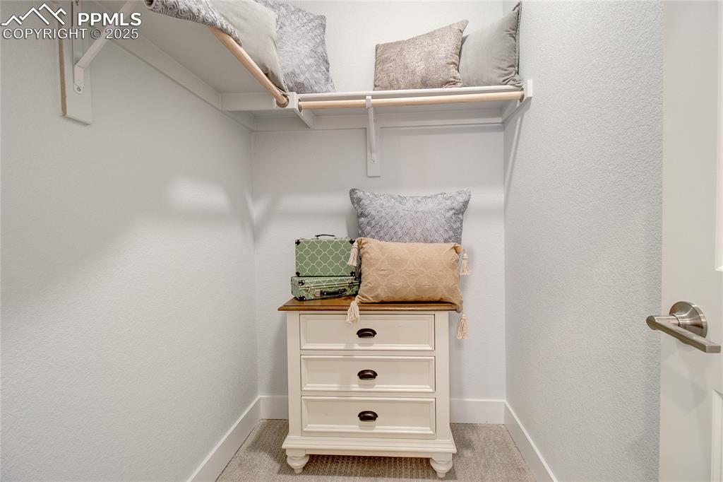 Image 25 of 40: Closet