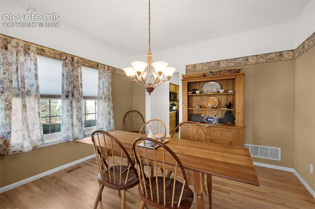 Image 14 of 50: Dining Room