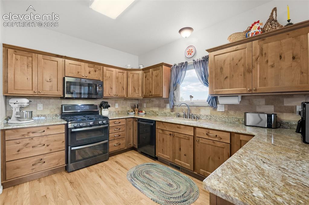 Image 5 of 50: Beautifully Updated Kitchen