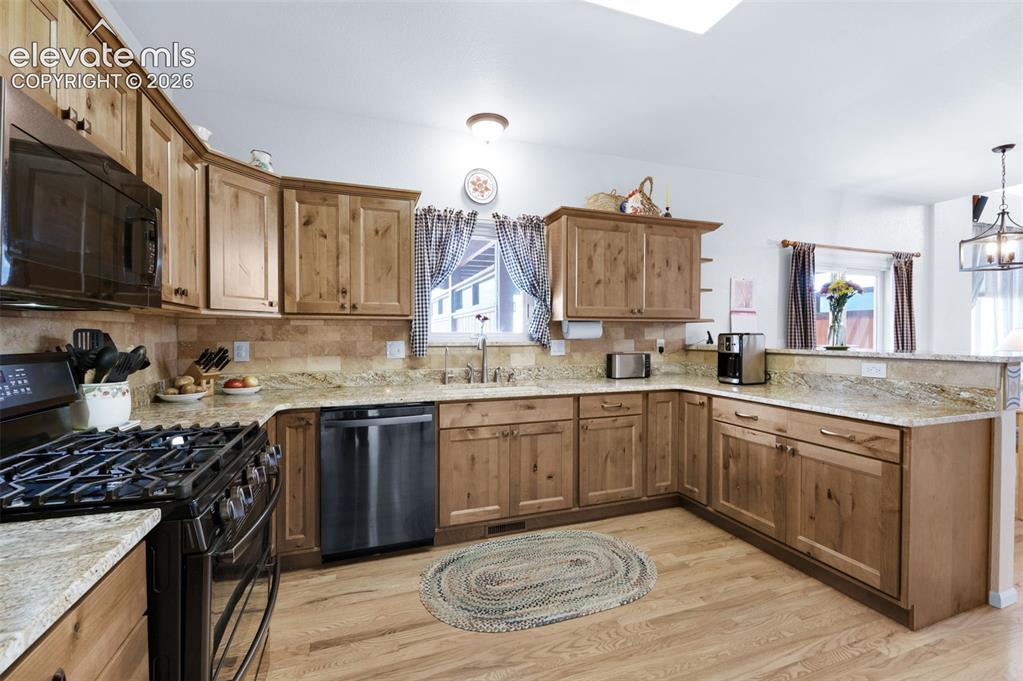 Image 6 of 50: Expansive Granite Counters