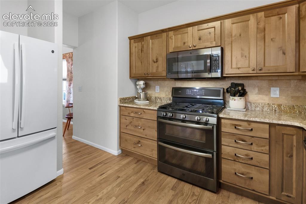 Image 7 of 50: Gas Range And Double Oven