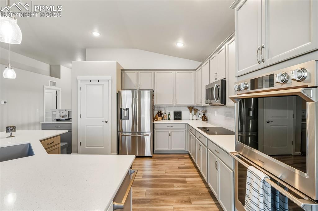 Image 11 of 28: Double Oven!