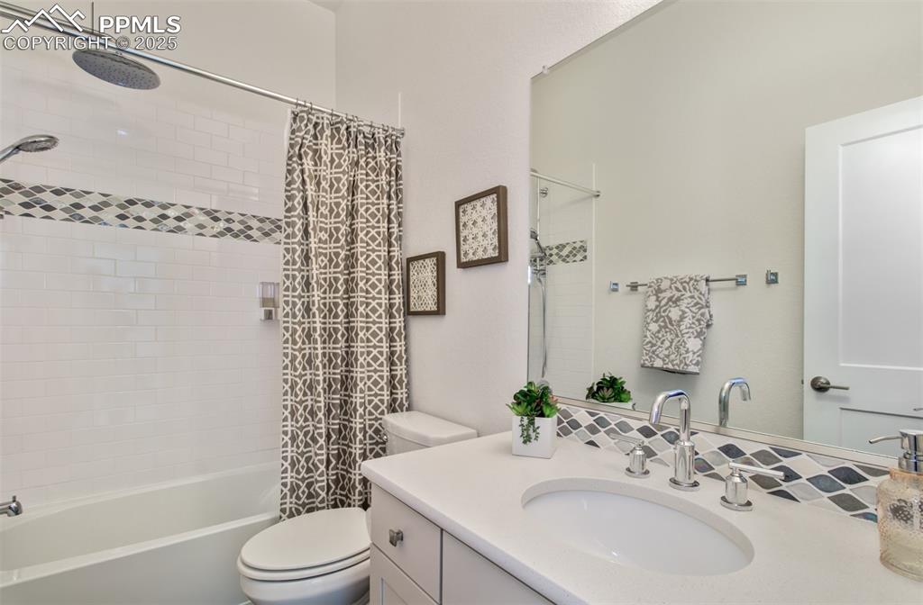 Image 16 of 48: Bathroom