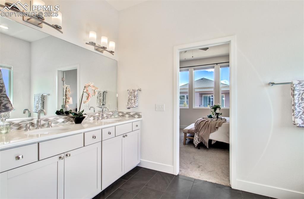 Image 23 of 48: Bathroom