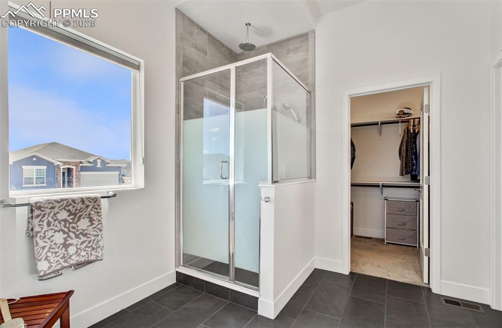 Image 24 of 48: Bathroom