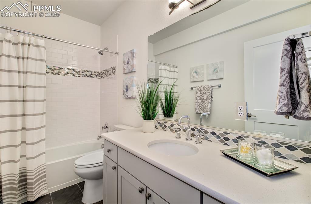 Image 33 of 48: Bathroom